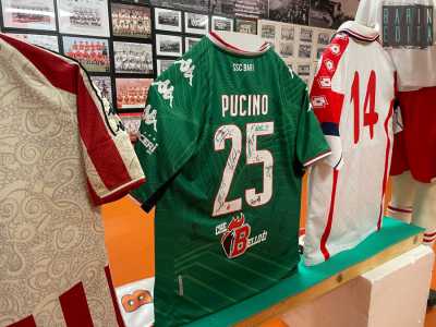 ...oltre a una casacca verde del difensore Raffaele Pucino indossata in occasione del ritorno del Bari in B del 2022 che reca le firme dei suoi compagni di squadra